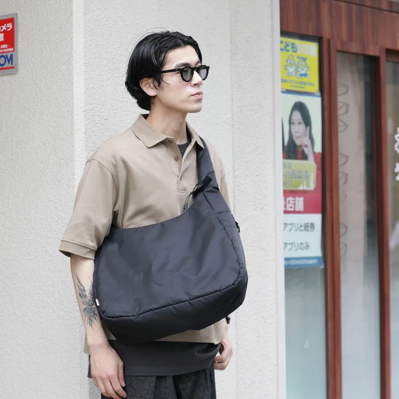 (未使用品)meltum ブラック メッセンジャーバッグ meltum ショルダーバッグ SOFT SHELL MESSENGER BAG / ソフト