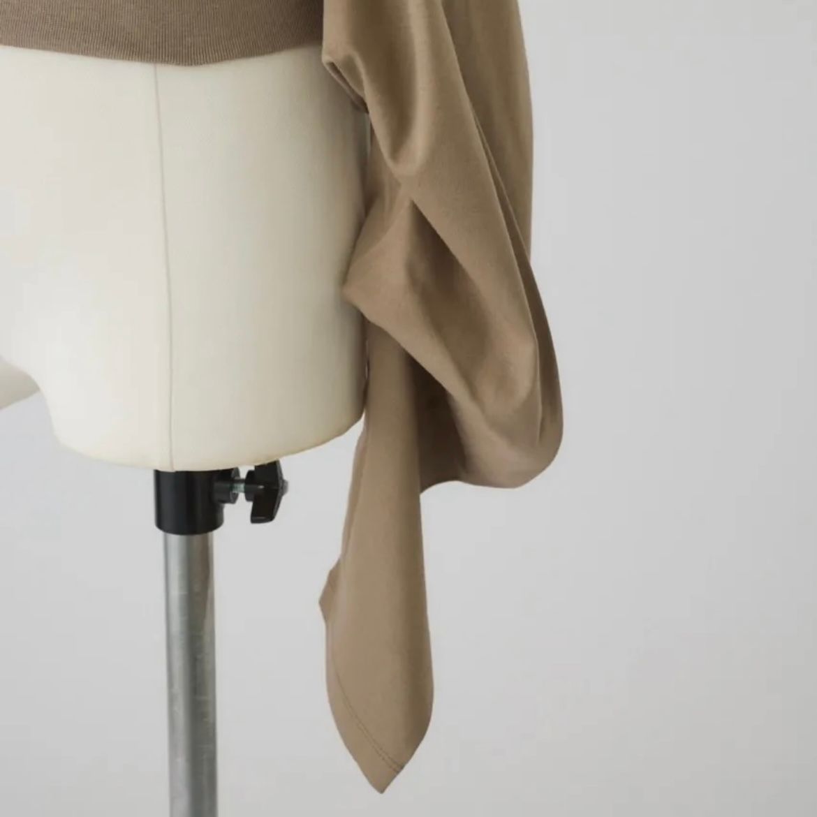 【残り一点】Sleeve Tuck Cut Tops