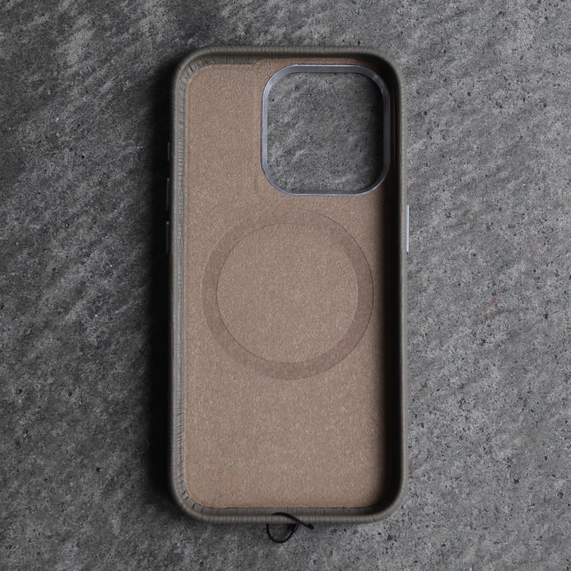 【残り一点】MagSafe対応iPhoneケース(TAUPE)