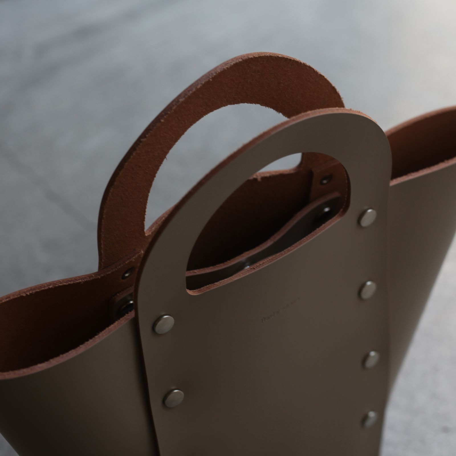 【次回入荷9月下旬予定】Assemble Daikei Hand Bag_M(BEIGE)