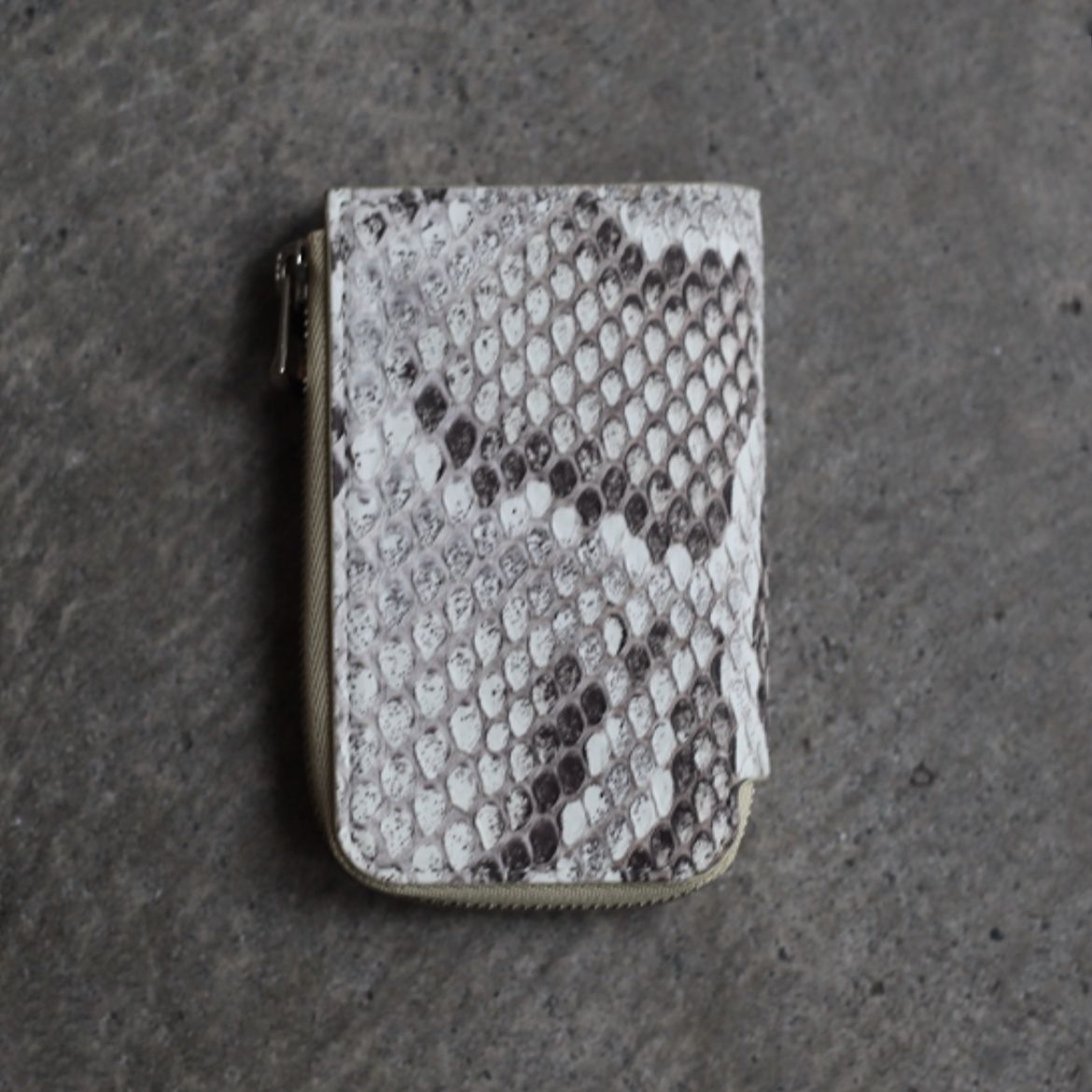 【残りわずか】Cristy Key Card Case(MOLURUS)