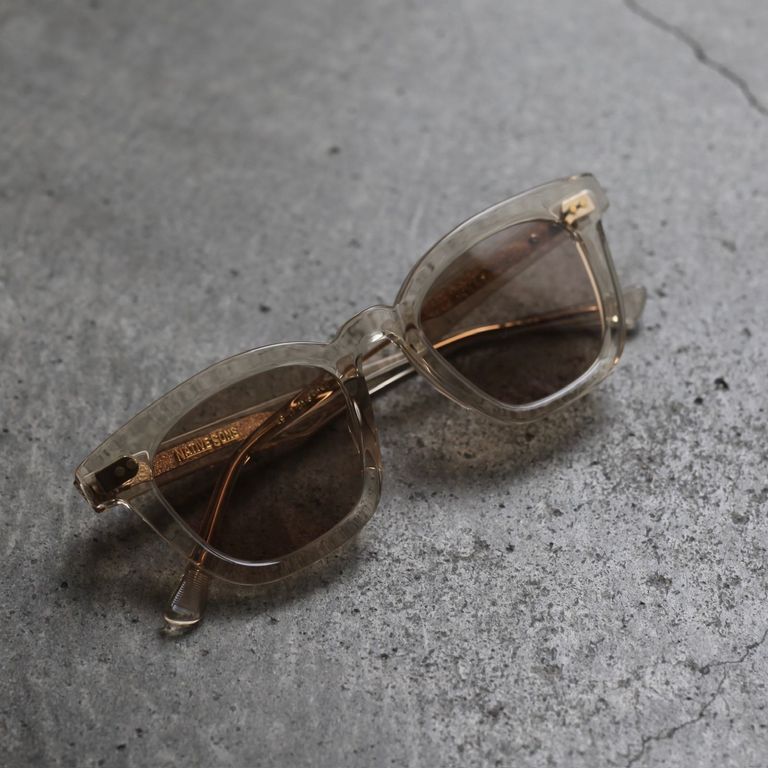 レンズ : DARK BROWN