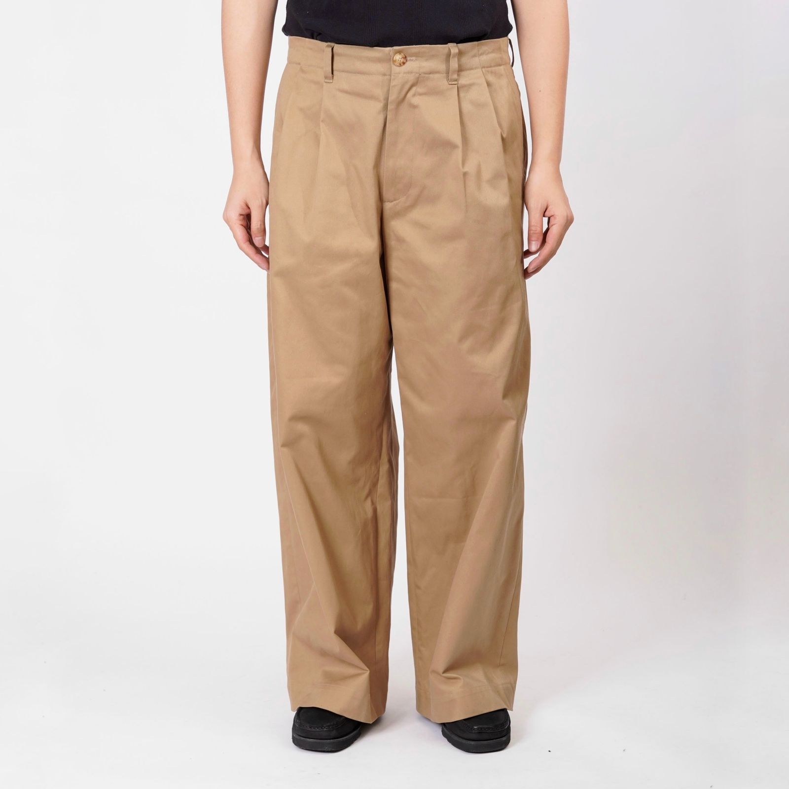 ユニバーサルプロダクツ　ツータックチノ　ワイドフィット UNIVERSAL PRODUCTS - 【残り一点】2Tuck Wide Chino Trousers