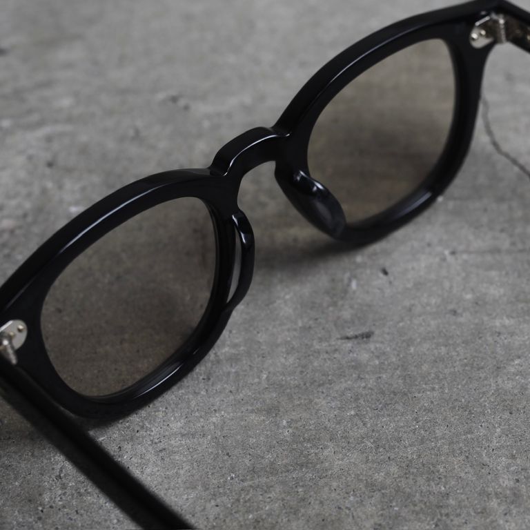 レンズ : LIGHT BROWN