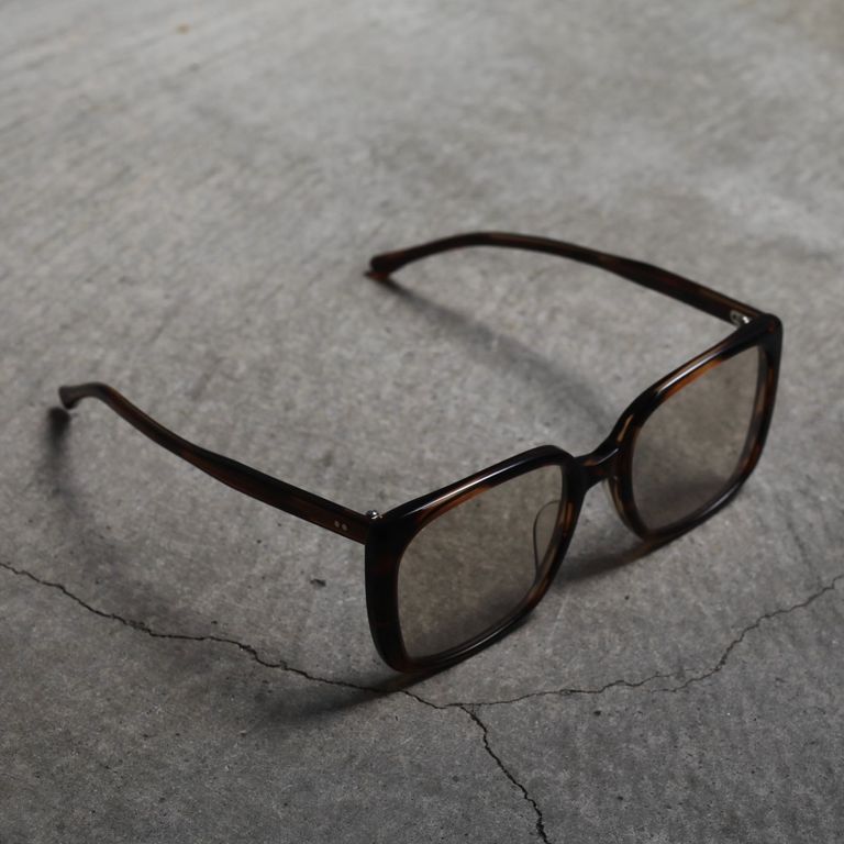 レンズ : LIGHT BROWN
