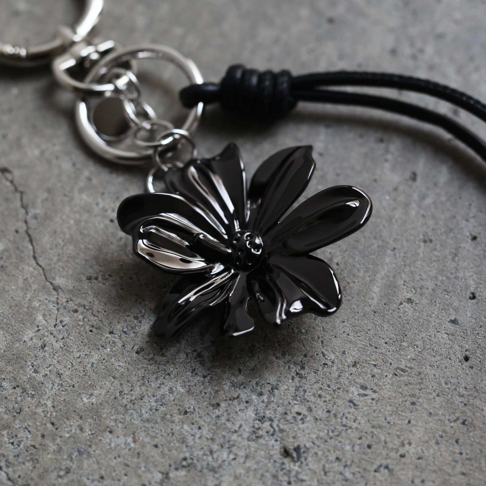 【残りわずか】Black Liliy Keyring