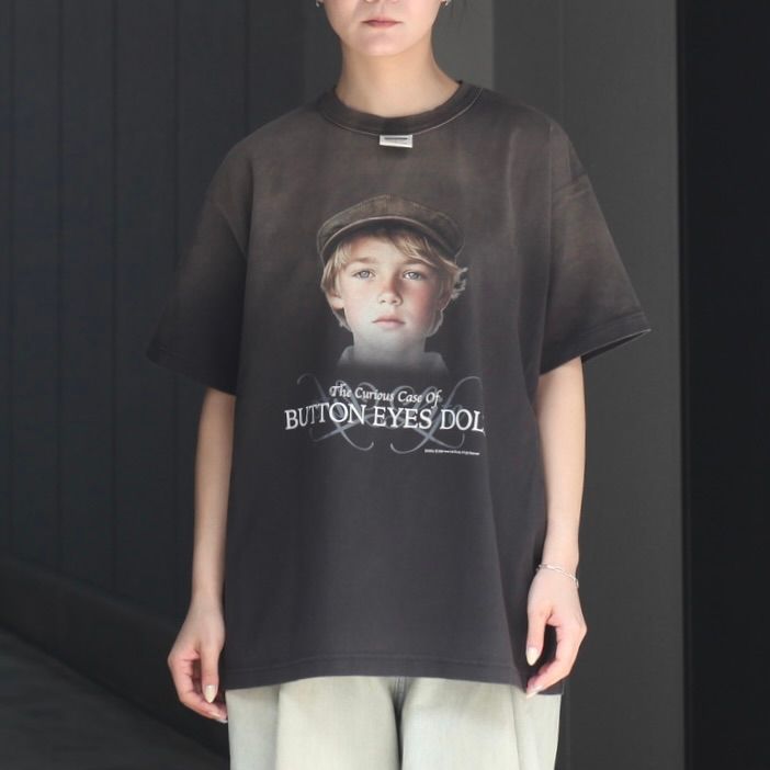 【残りわずか】"Button Eye Doll" Sunburn H-S Tag Tee