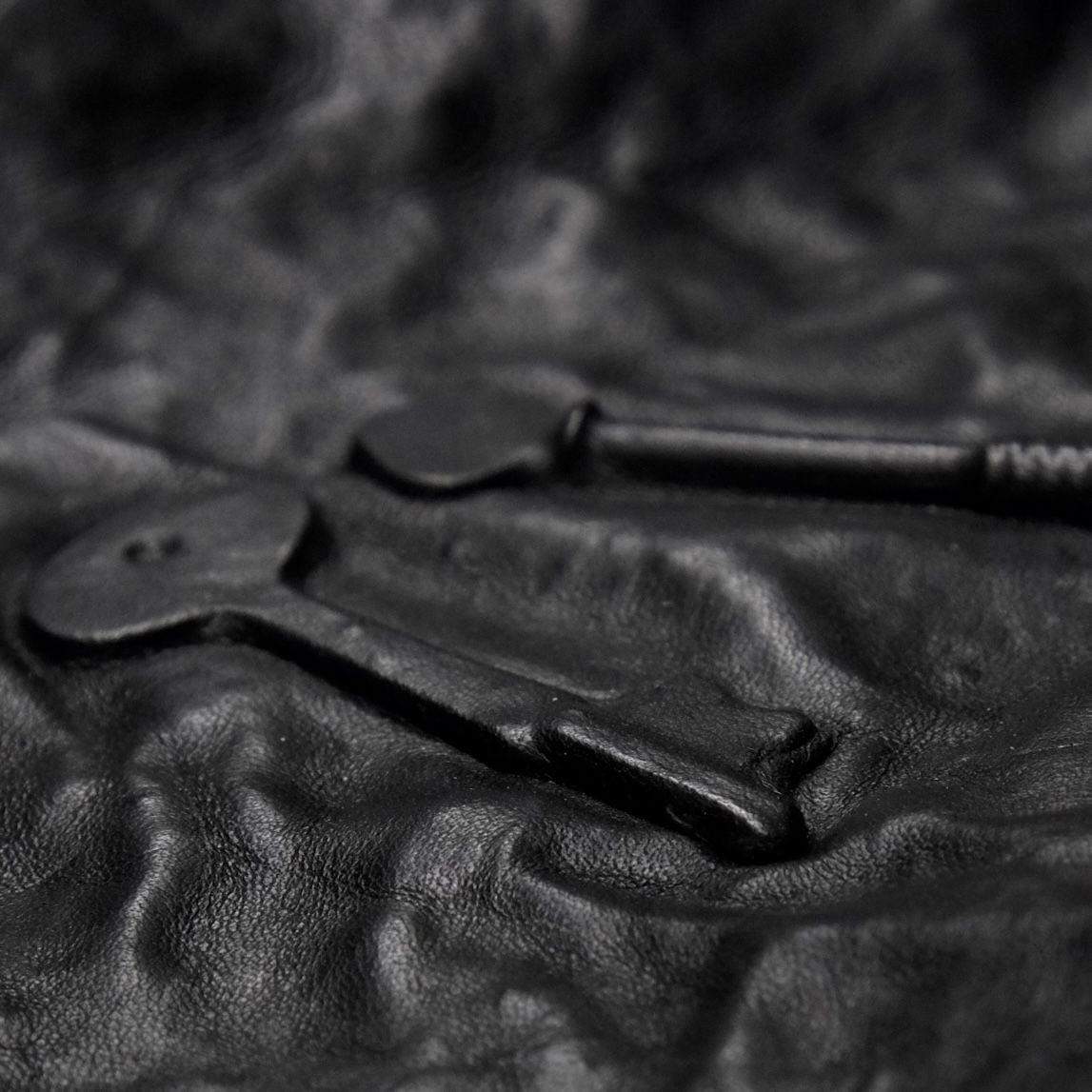 【お取り寄せ注文可能】Lead in Leather Tray(KEY)