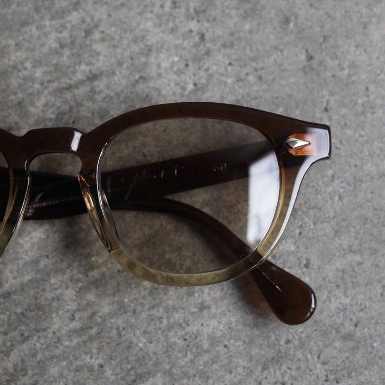 レンズ : LIGHT BROWN
