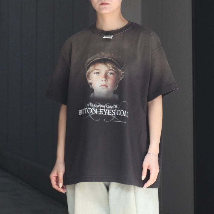 【残りわずか】"Button Eye Doll" Sunburn H-S Tag Tee