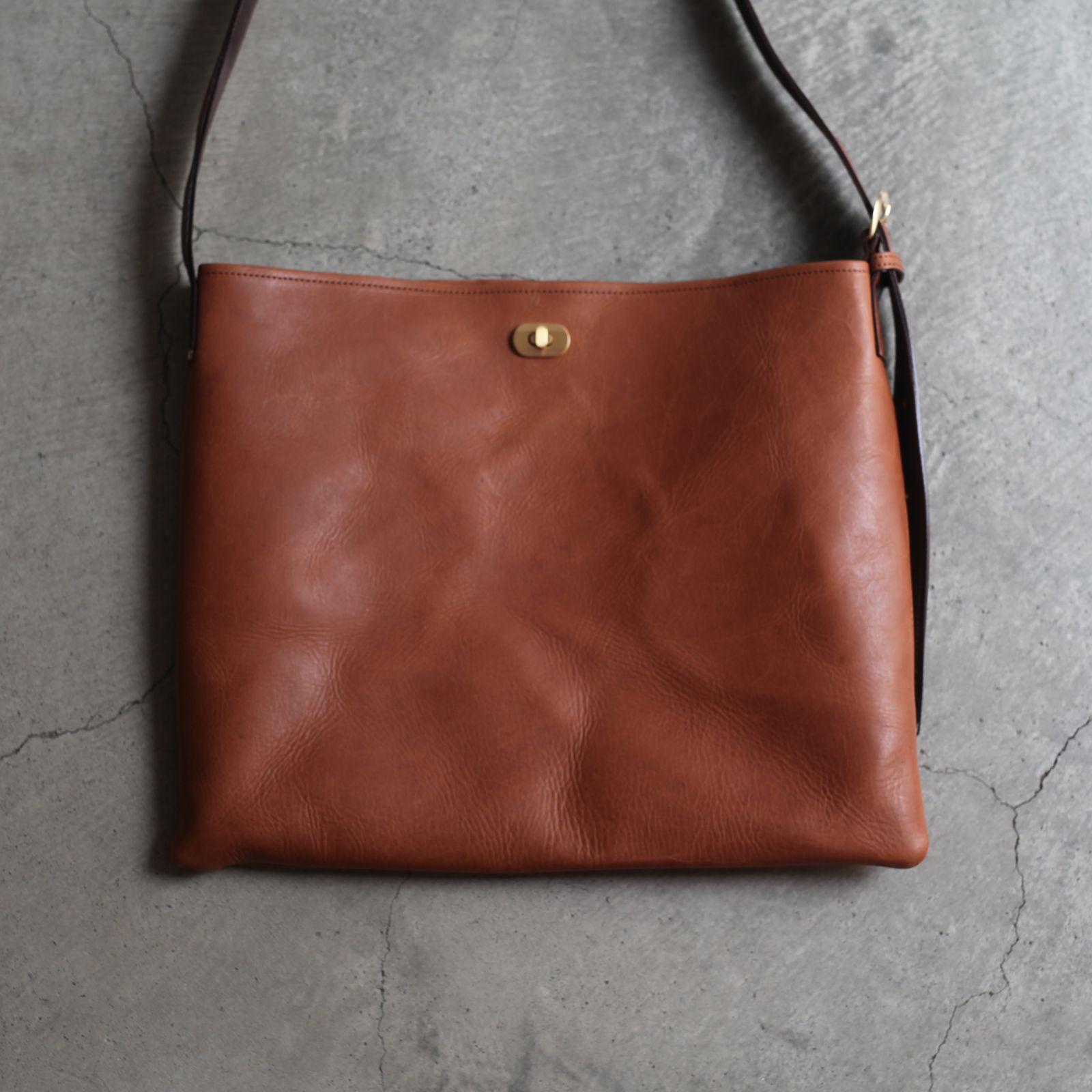 Hender Scheme - 【残り一点】Twist Buckle Bag_M(DARK BROWN