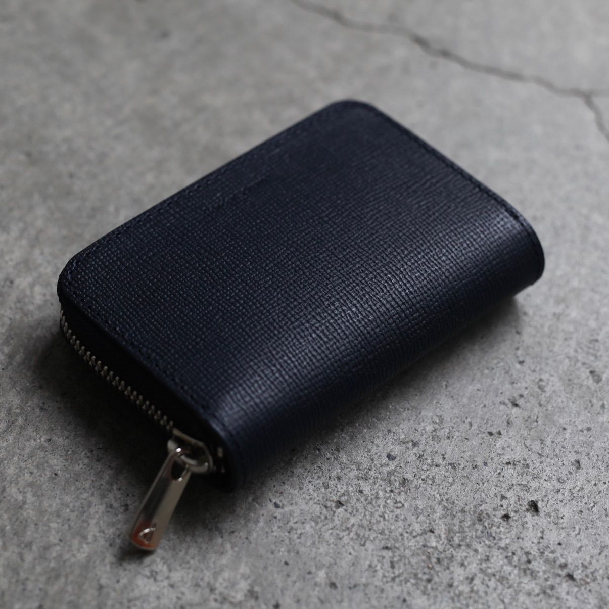 【再販売通知受付可能】Round Zip Case(NAVY)