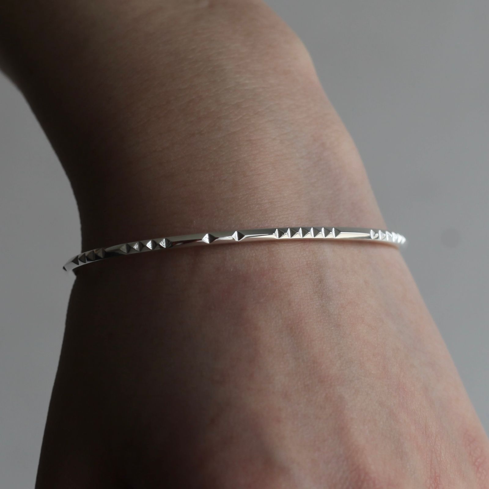 【お取り寄せ注文可能】Little Studs Bangle