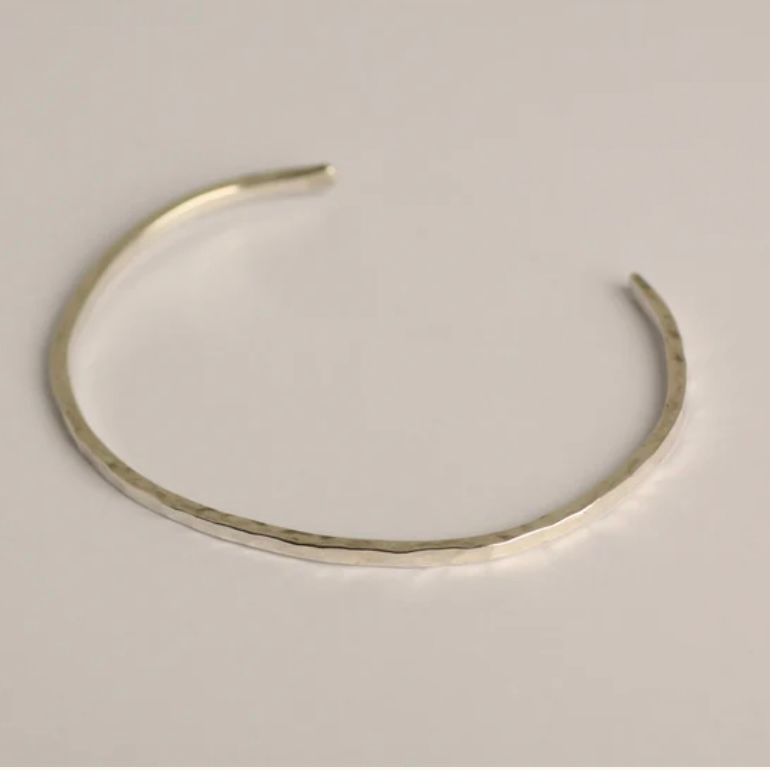 【お取り寄せ注文可能】2mm Wide Texture Bangle