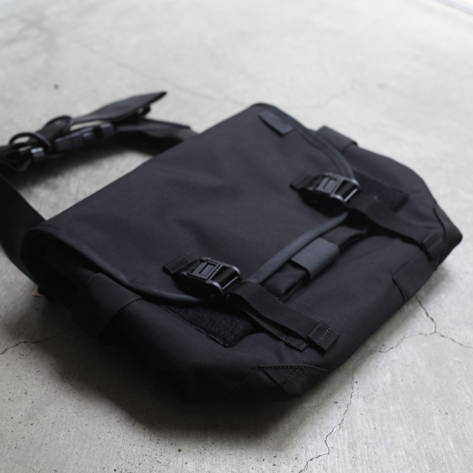 【再販売通知受付可能】Messenger Bag (KINKY)
