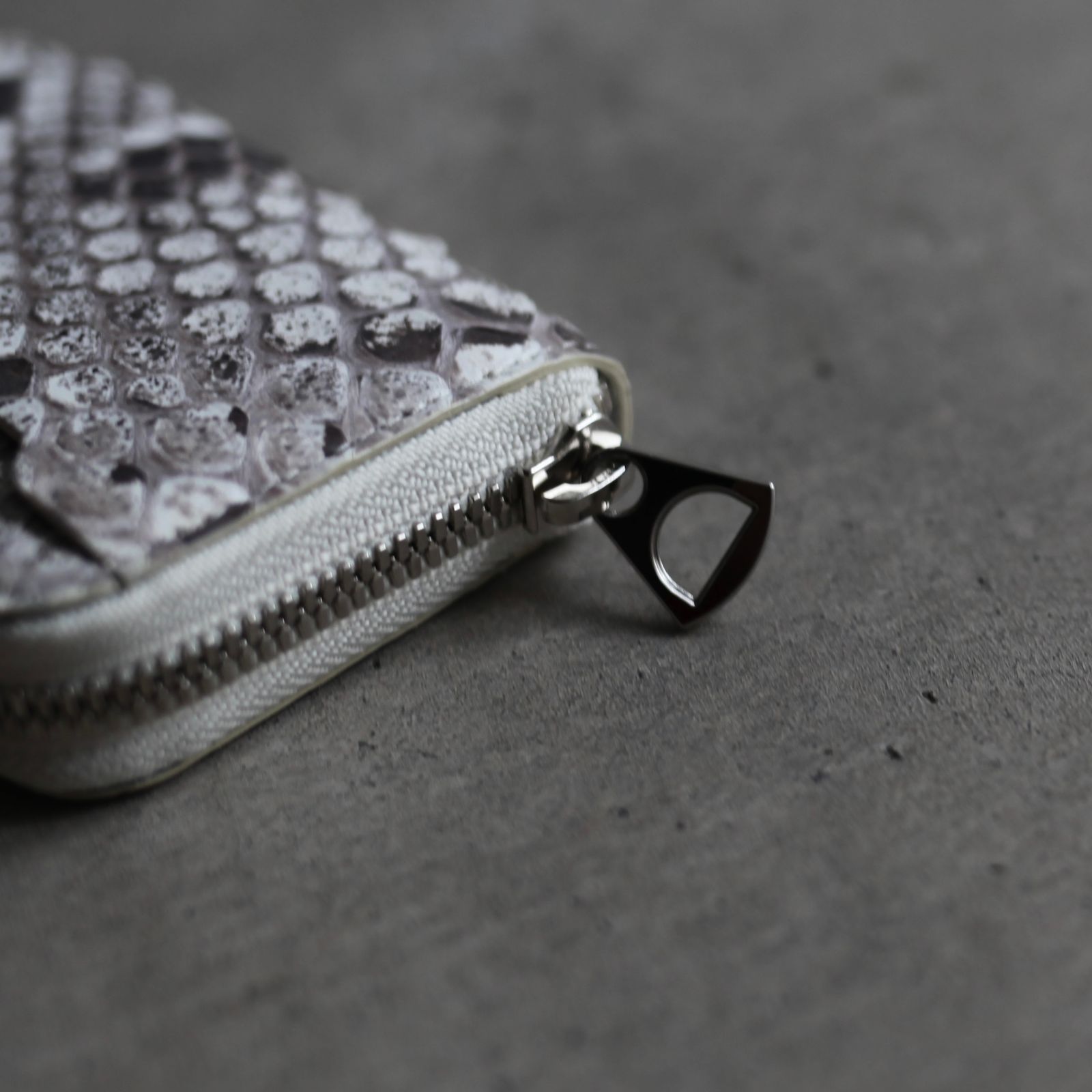 【再販売通知受付可能】Cristy Coin Card WLT(MOLURUS)