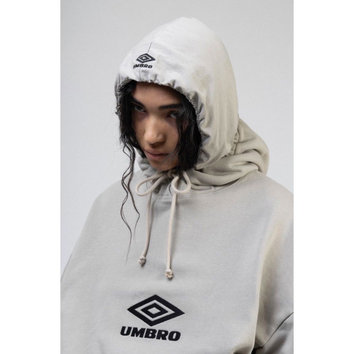 【関税込み】Umbro トープ OG Logo Mask フーディ OG Logo Mask Hoodie Army Green – Above The Clouds