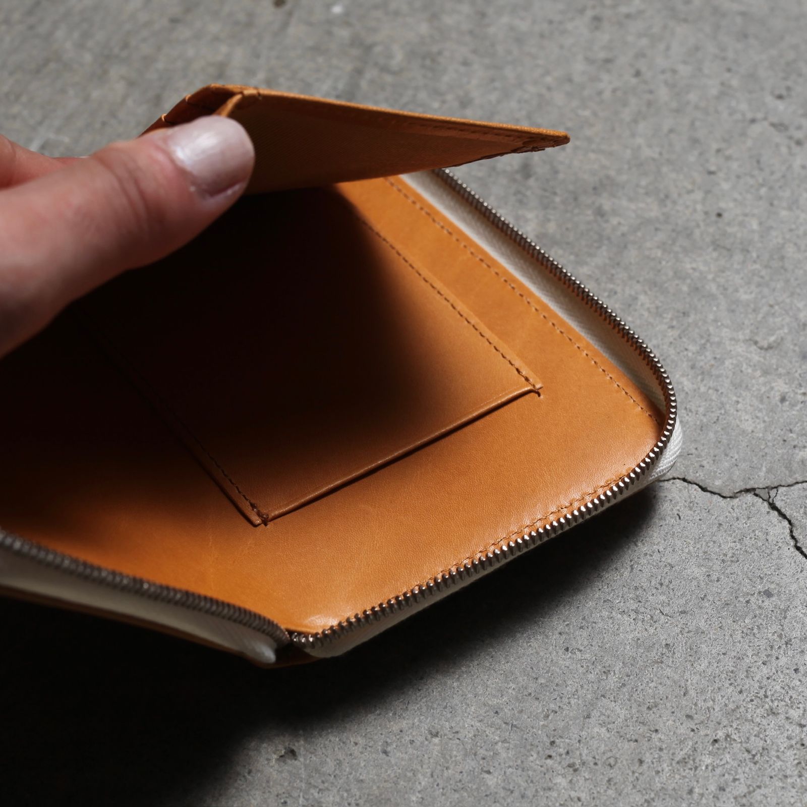 【残り一点】Round Midle Purse(KIP)