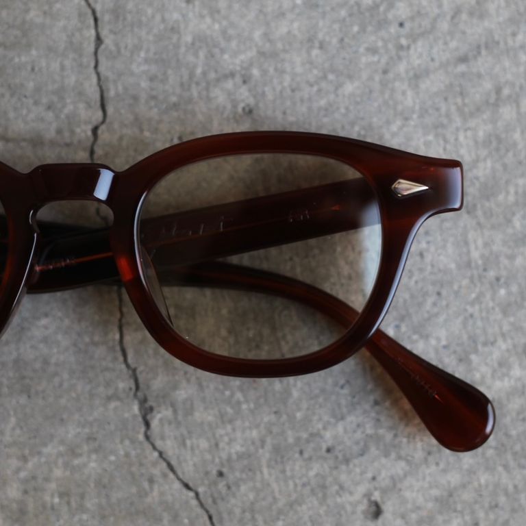 レンズ：LIGHT BROWN