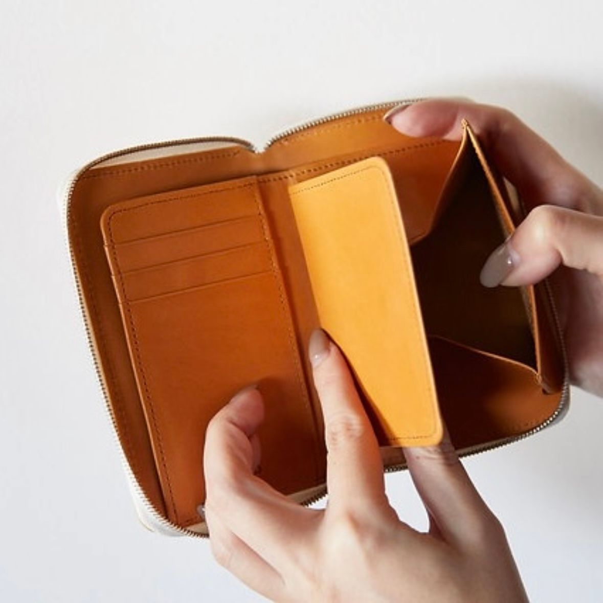 【残り一点】Round Midle Purse(KIP)