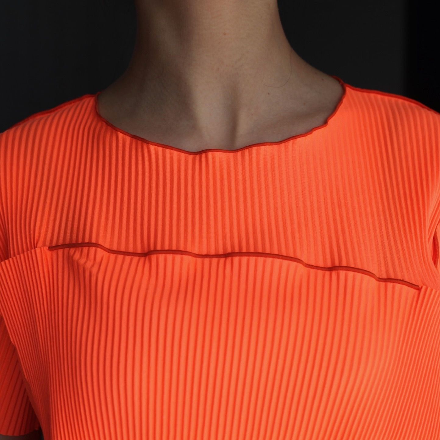 【残り一点】Peephole-Back Short Sleeve Top