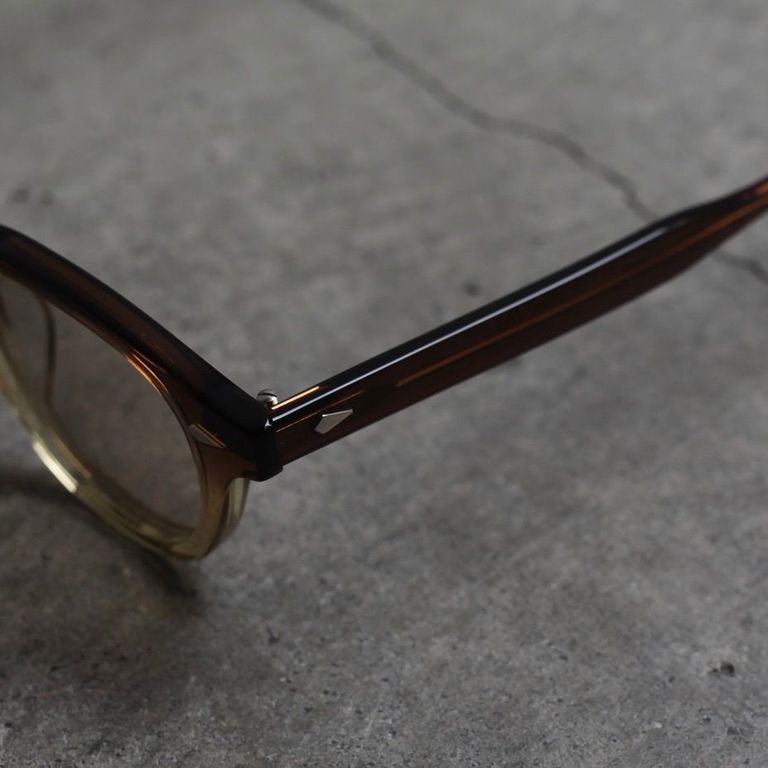 レンズ : LIGHT BROWN