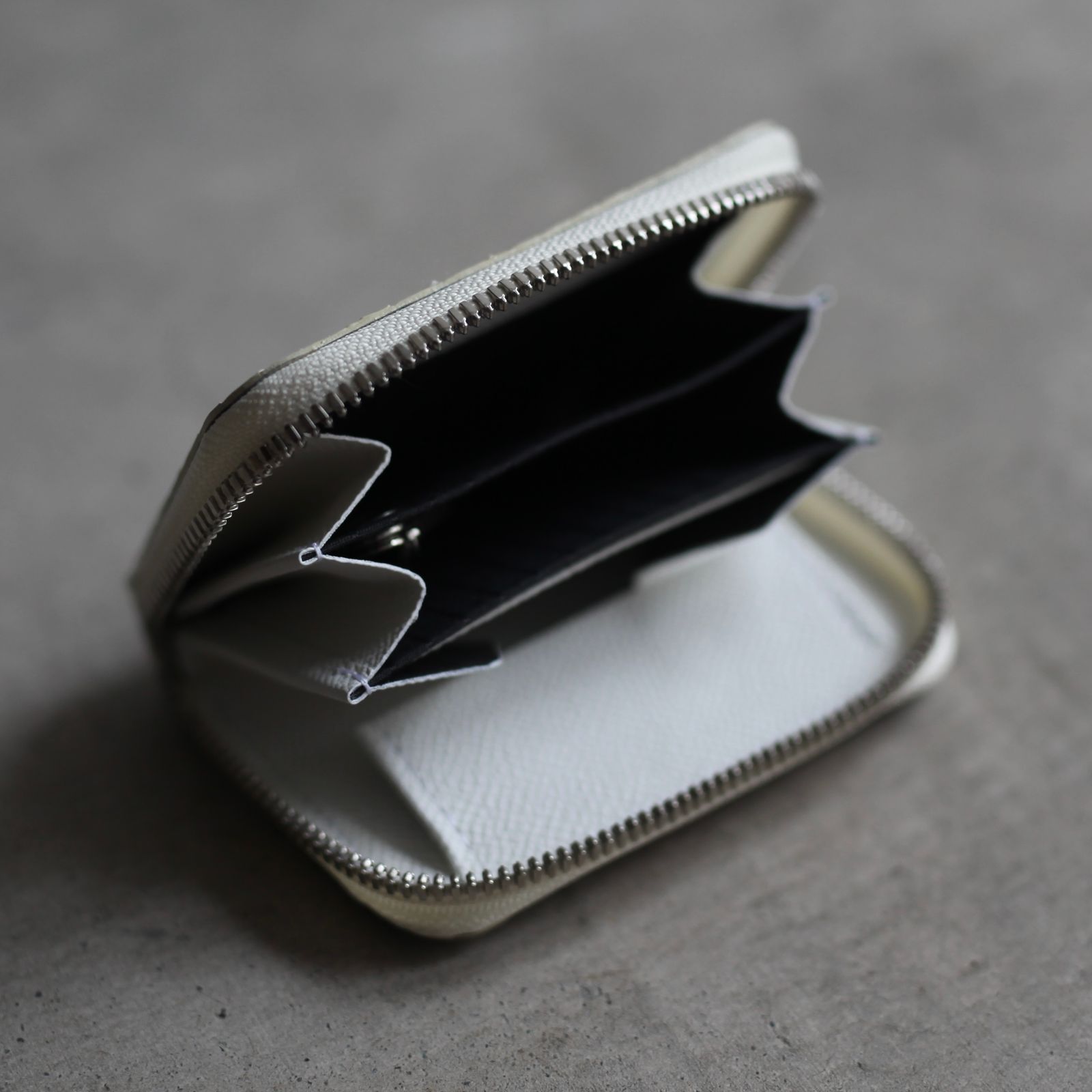 【再販売通知受付可能】Cristy Coin Card WLT(MOLURUS)