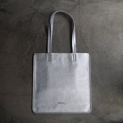 【残り一点】フラットレザートート(SILVER)