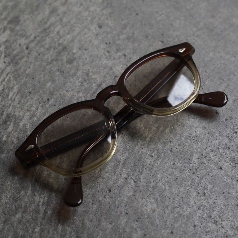 レンズ : LIGHT BROWN