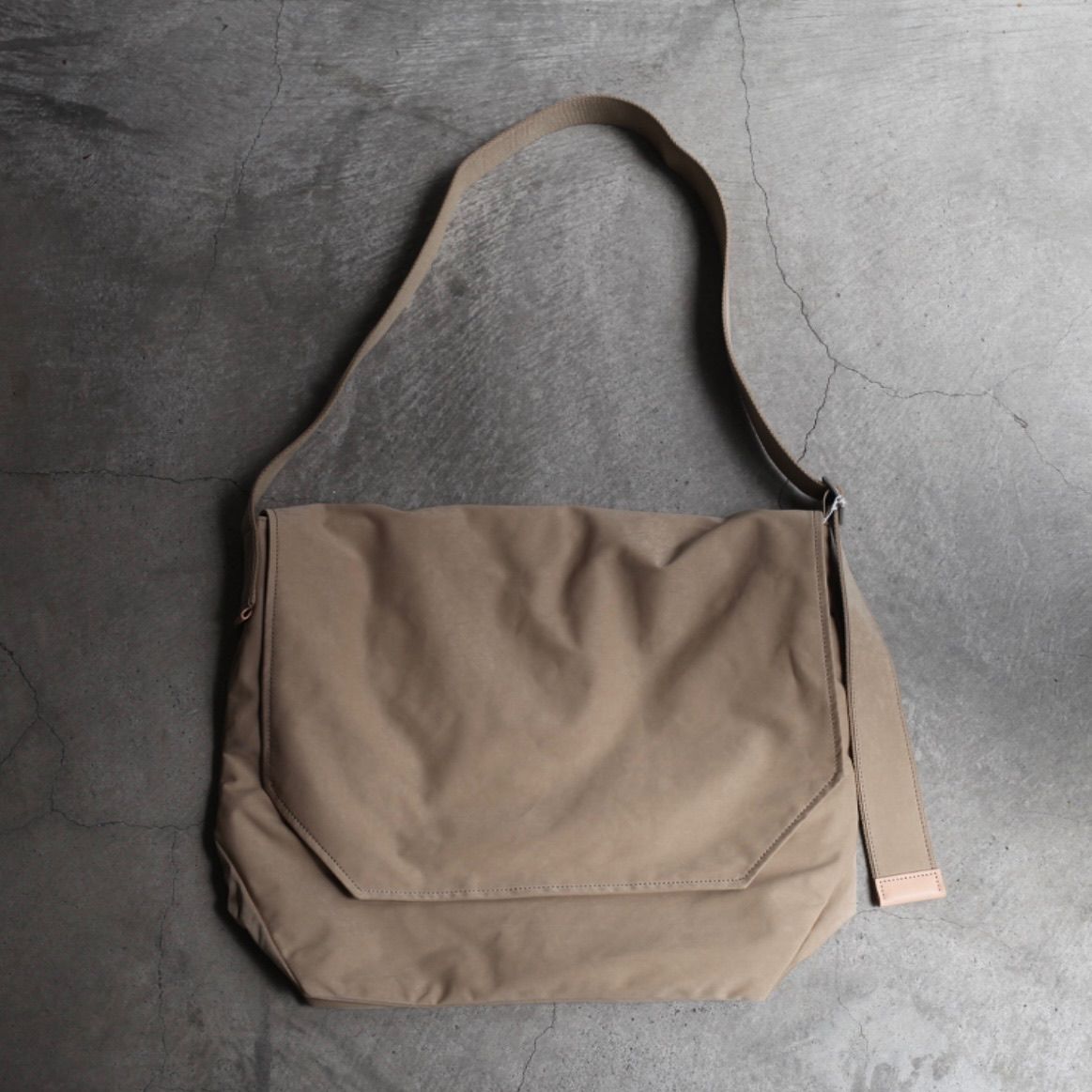 Hender Scheme - 【残り一点】Flap Shoulder Big(BEIGE
