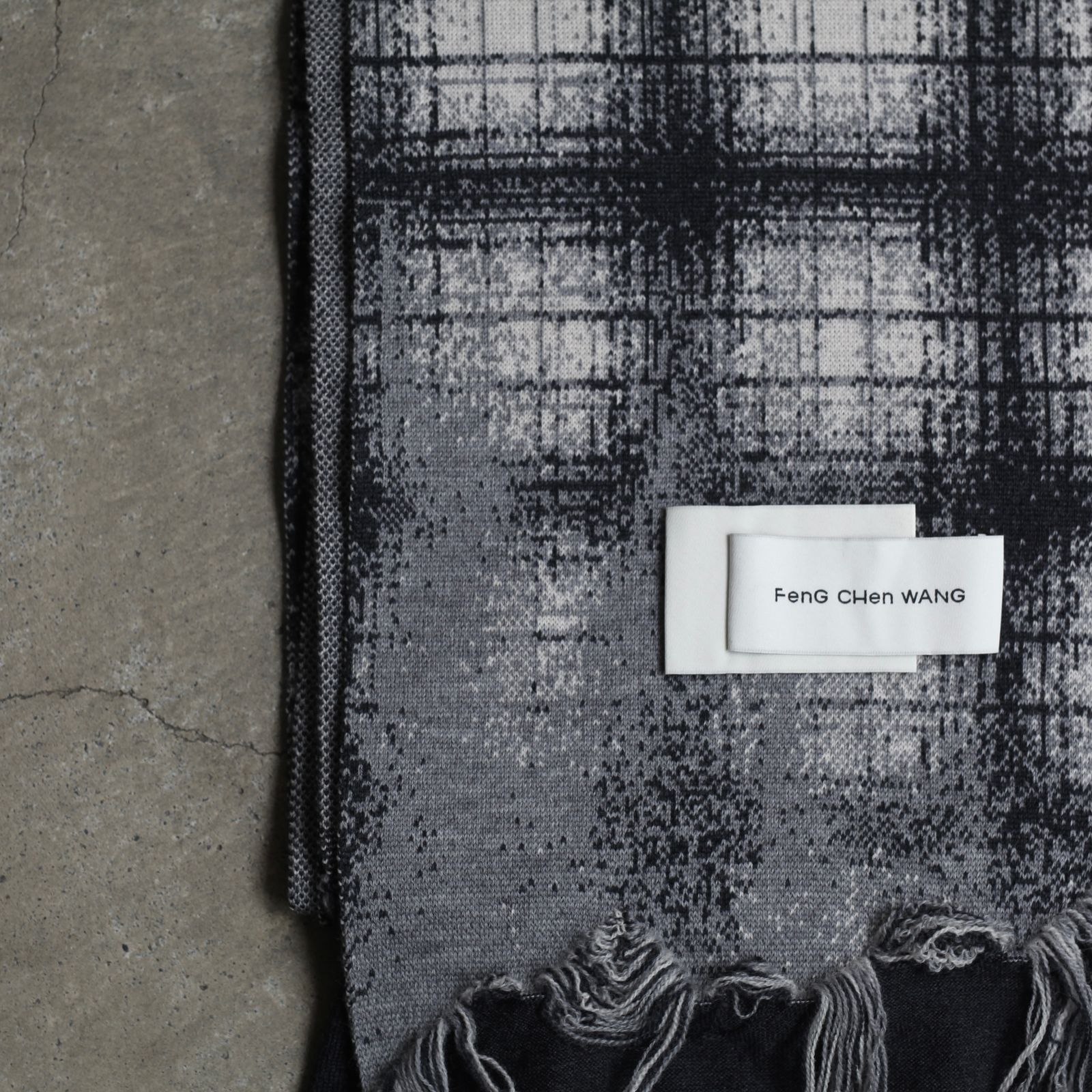 【残り一点】Black And Grey Plaid Gradient Knit Scraf
