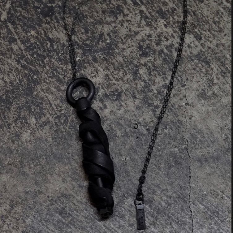 【お取り寄せ注文可能】Distorted Leather Necklace