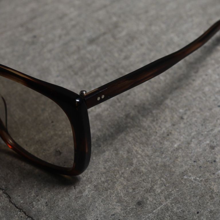 レンズ : LIGHT BROWN