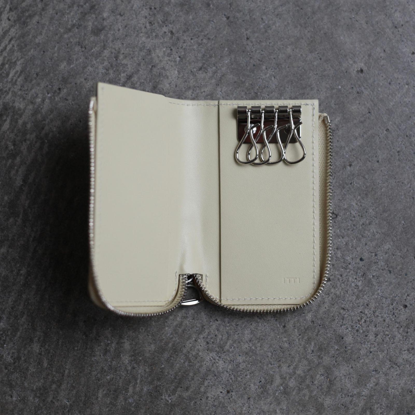 【残りわずか】Cristy Key Card Case(MOLURUS)
