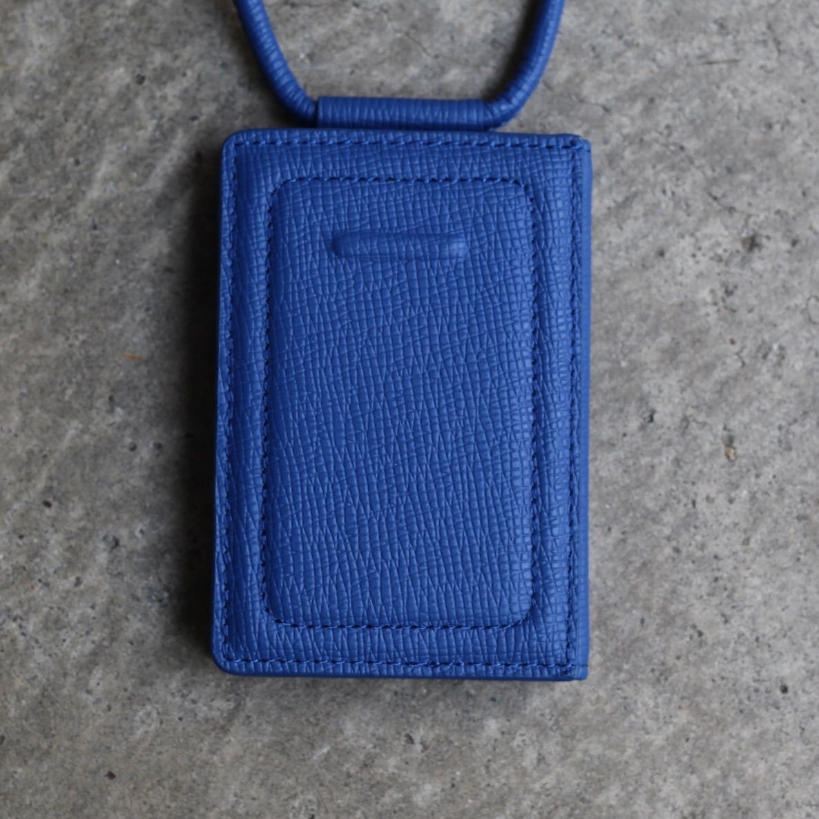 【残り一点】レザーストラップ付カードケース(LAPIS BLUE)