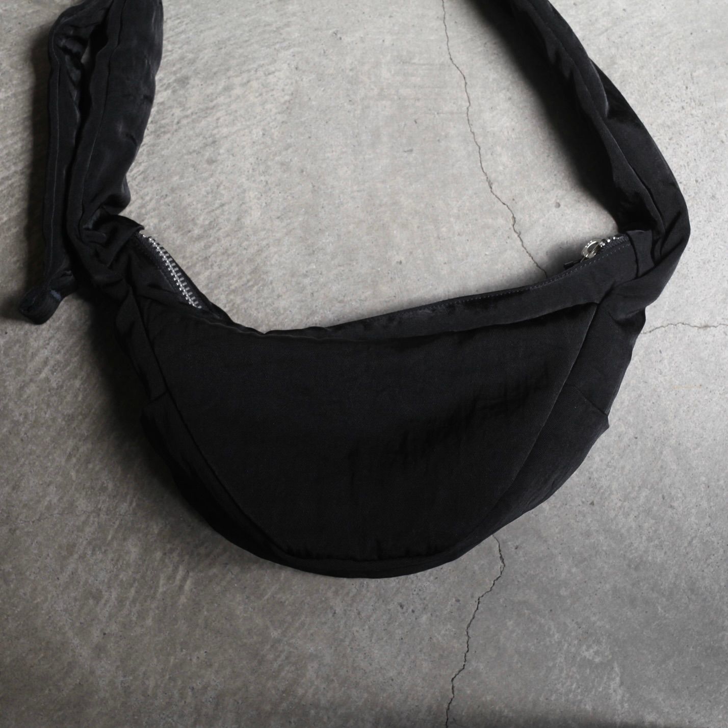 【再販売通知受付可能】Annie Puffer Mini Moon Bag(CERATO BRIGHT)
