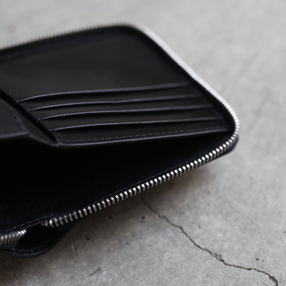 【再販売通知受付可能】Patina Zip Compact Bifold