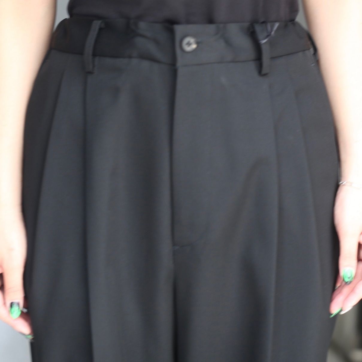 【残りわずか】Two Tuck Easy Trousers(2/90 WOOL GABARDINE)