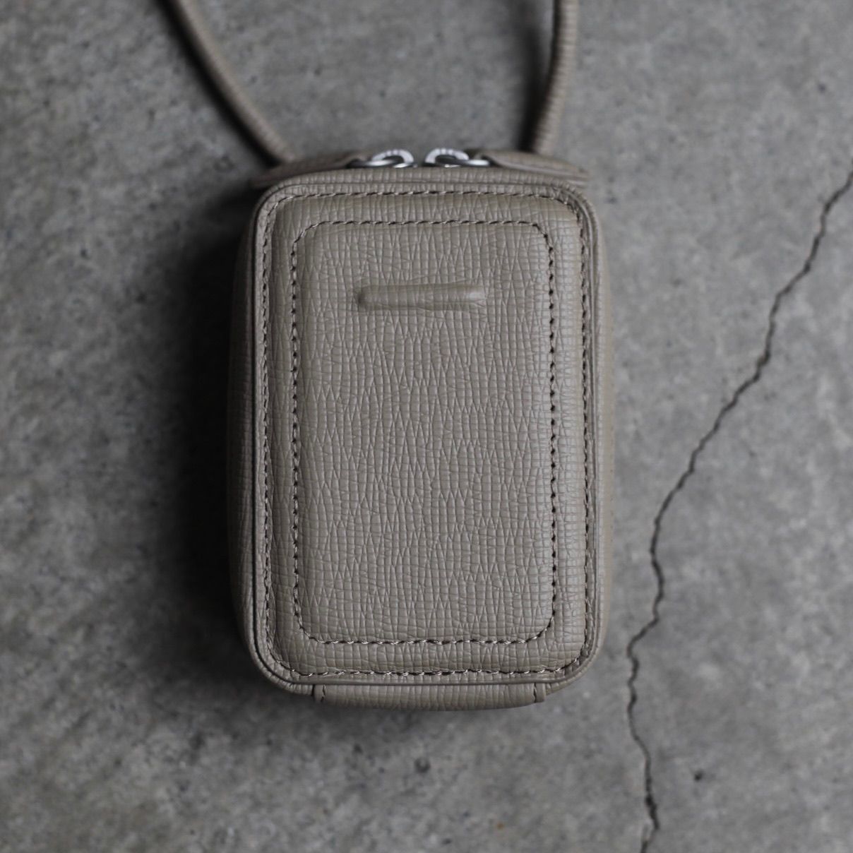 【残り一点】レザーストラップ付マイクロバッグ(TAUPE)