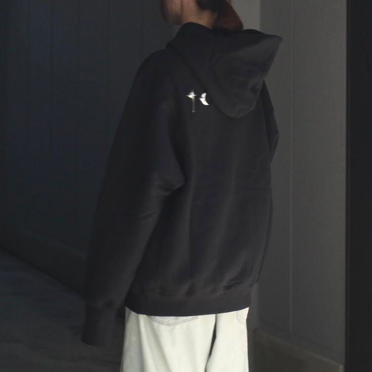 【残りわずか】Armor Hoodie