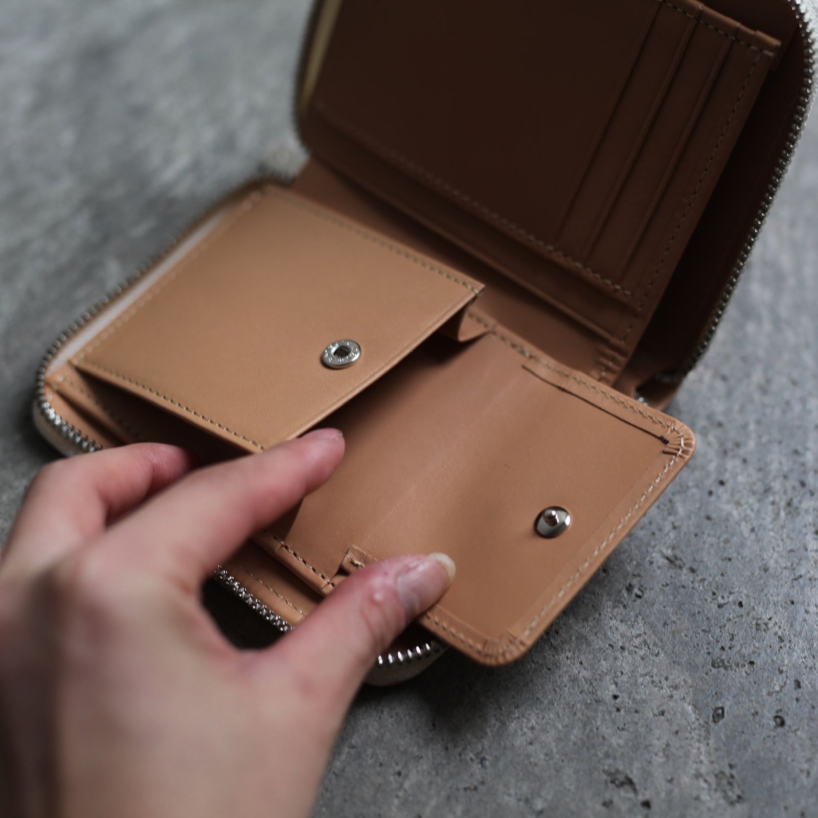 【再販売通知受付可能】Square Zip Purse(NATURAL)