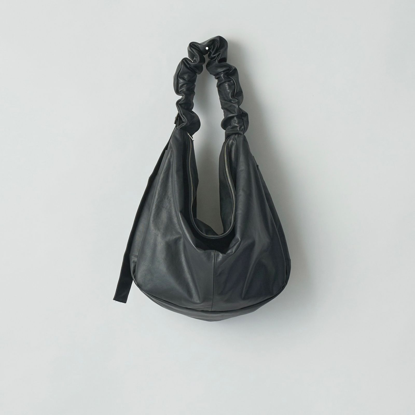 【残りわずか】Shirring Handle Leather Shoulder Bag