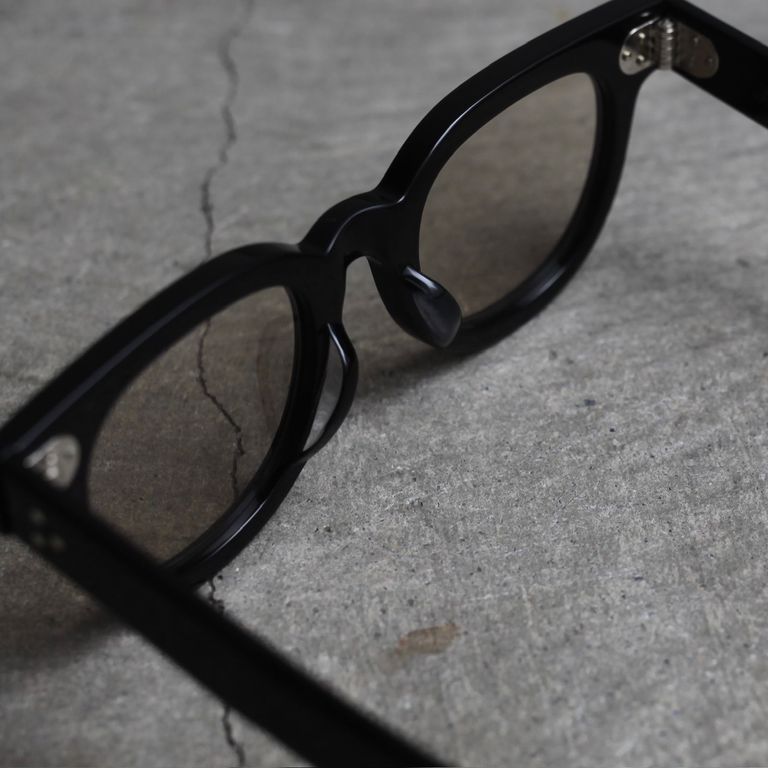レンズ : LIGHT BROWN