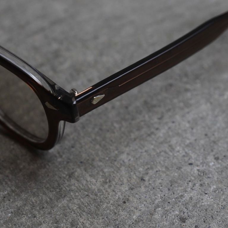 レンズ : LIGHT BROWN