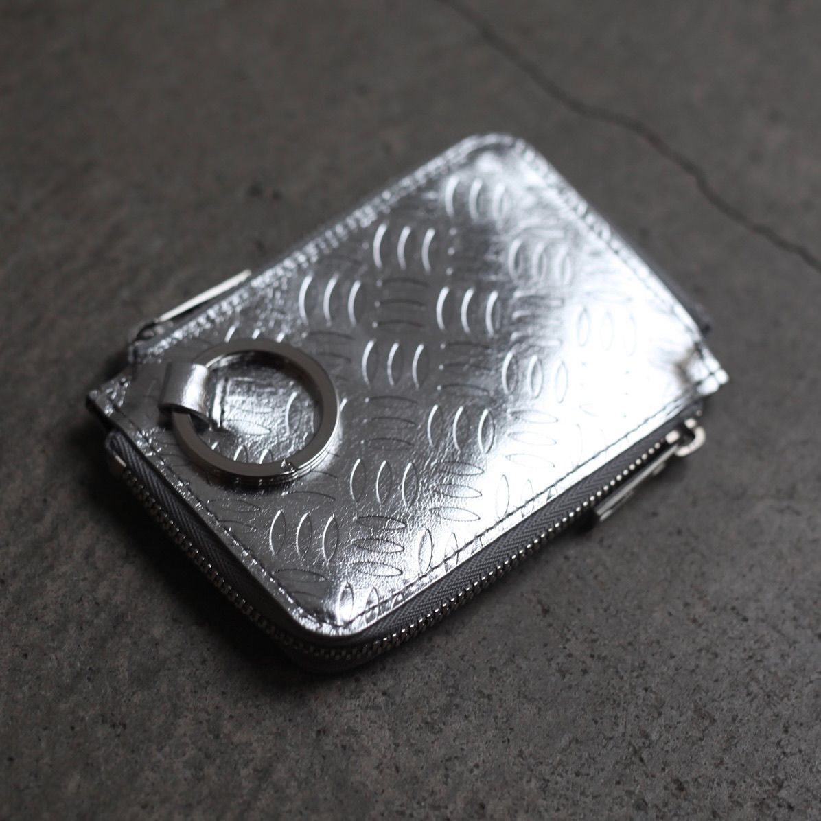 【残り一点】Embossed W ZIP Card Case