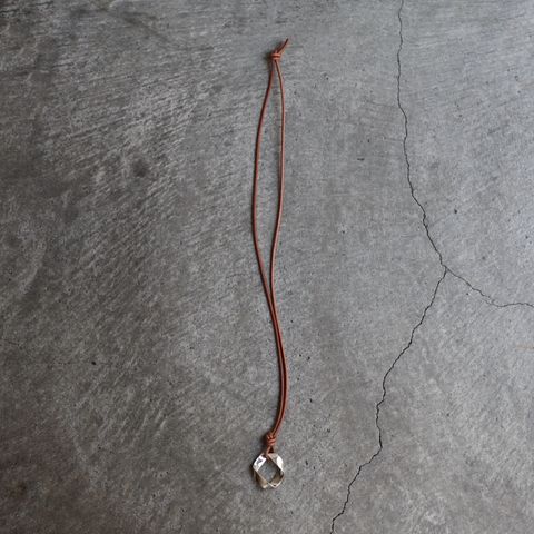【残りわずか】Twist Curve Leather Necklace(BEIGE LEATHER×SILVER)