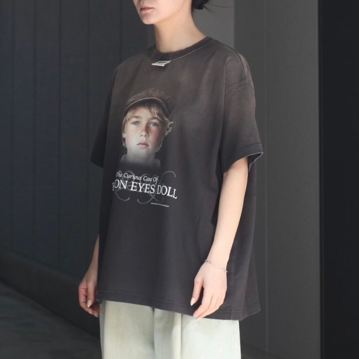 【残りわずか】"Button Eye Doll" Sunburn H-S Tag Tee