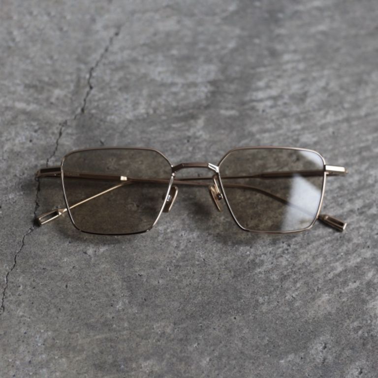 レンズ：LIGHT BROWN
