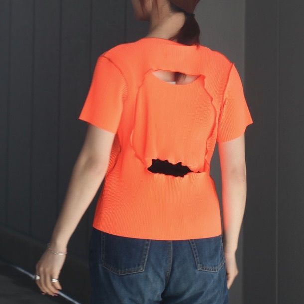 【残り一点】Peephole-Back Short Sleeve Top