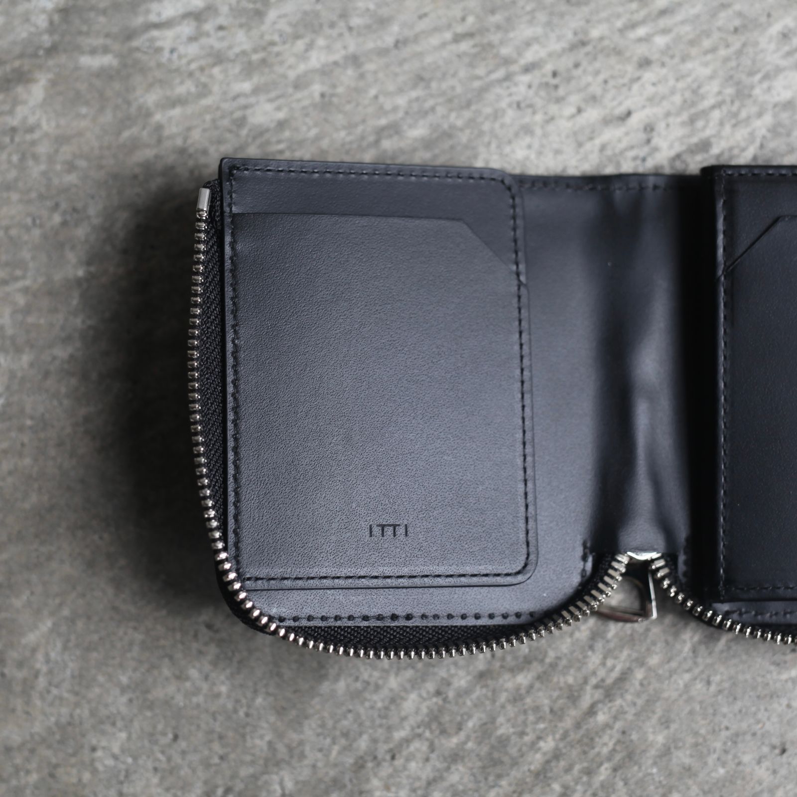 ITTI (イッチ) CRISTY VERY COMPACT WLT.5 / KUROZAN